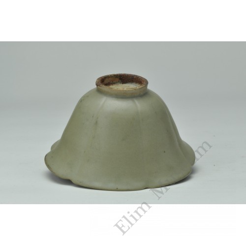 1116 A celadon glaze lotus petal-shaped bowl 